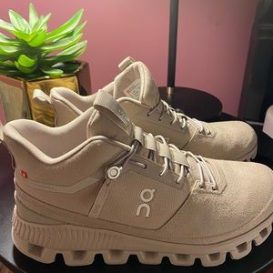 Womens Cloud Hi Monochrome Sneaker Onclouds